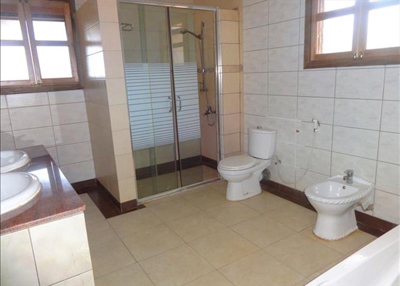 Town House for rent in Mutungo Kampala