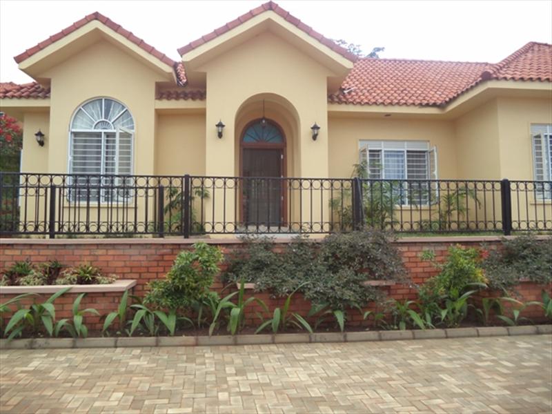 Villa for rent in Bwebajja Wakiso