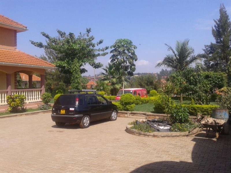 Mansion for sale in Kira Wakiso