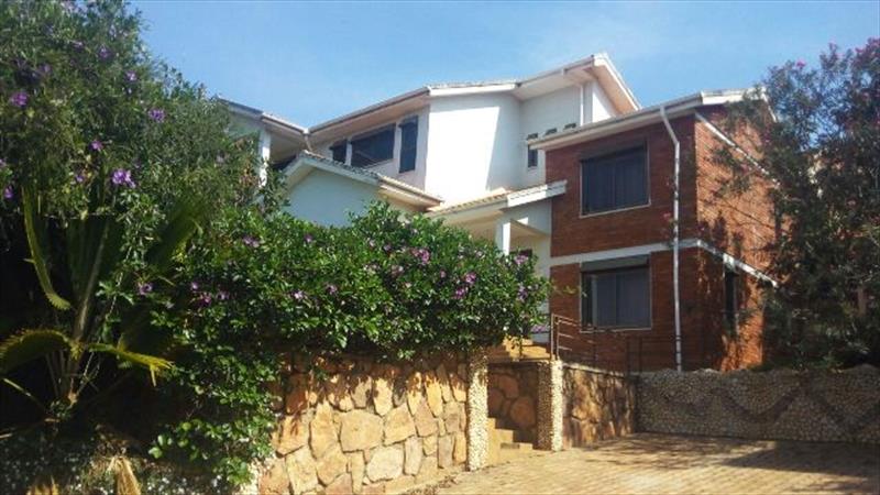 Mansion for rent in Bwebajja Wakiso