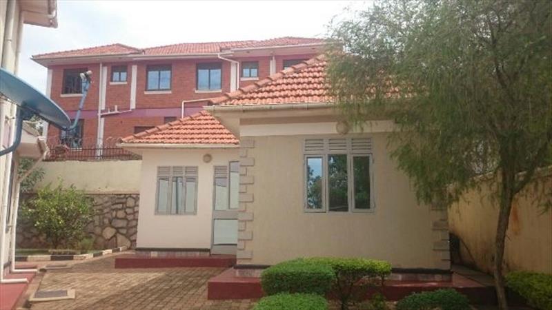 Mansion for rent in Bwebajja Wakiso