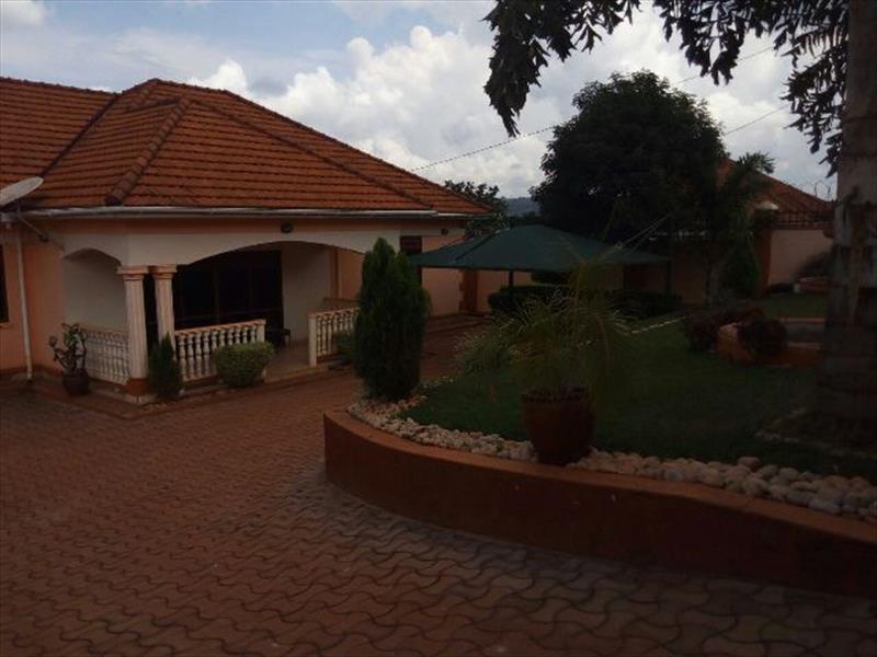 Bungalow for rent in Bwebajja Wakiso