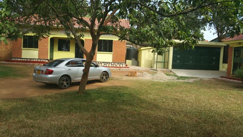 Bungalow for rent in Mutungo Kampala