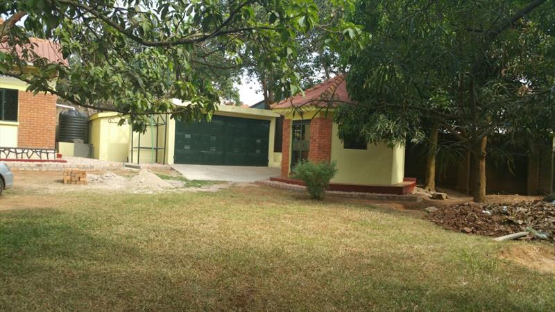 Bungalow for rent in Mutungo Kampala