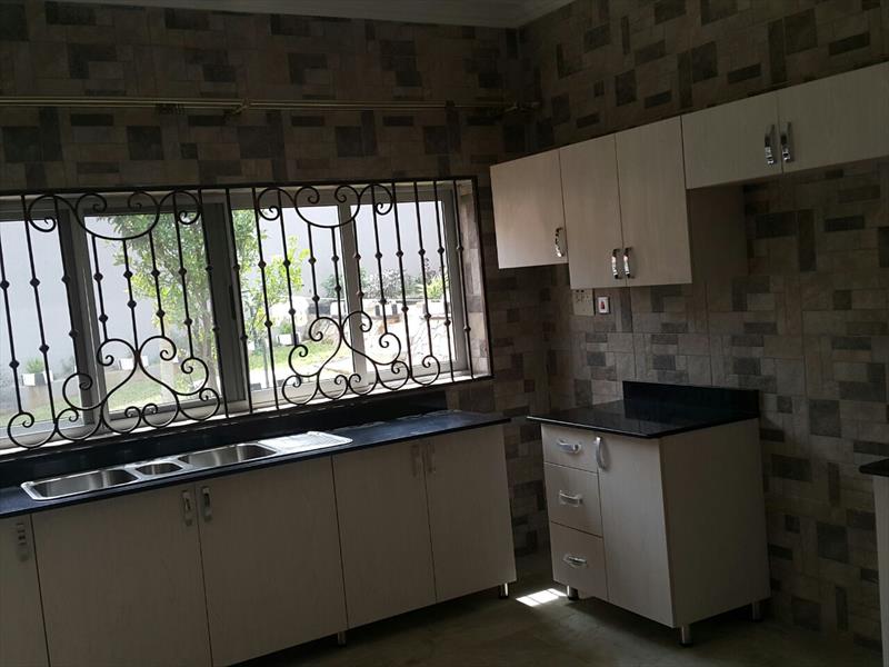 Bungalow for rent in Bugoloobi Kampala