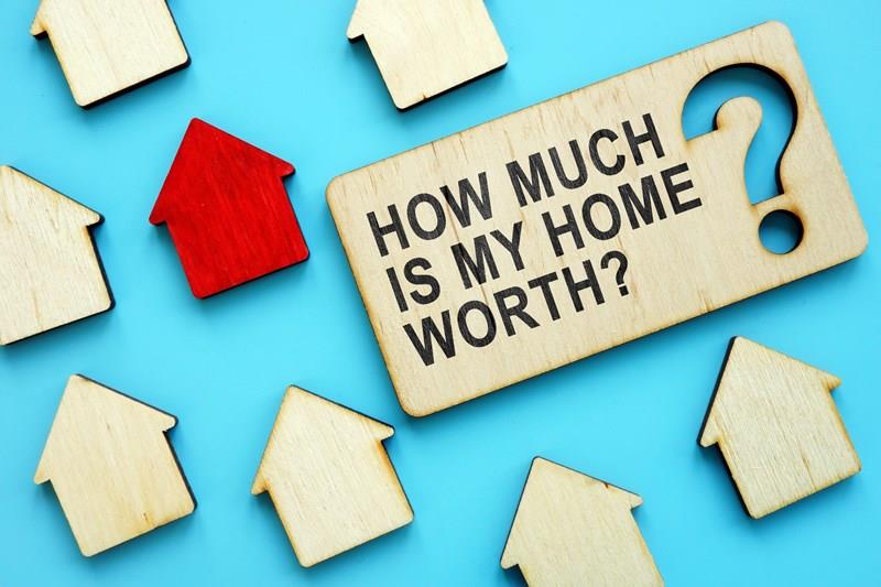 How do valuers determine the price of a property?