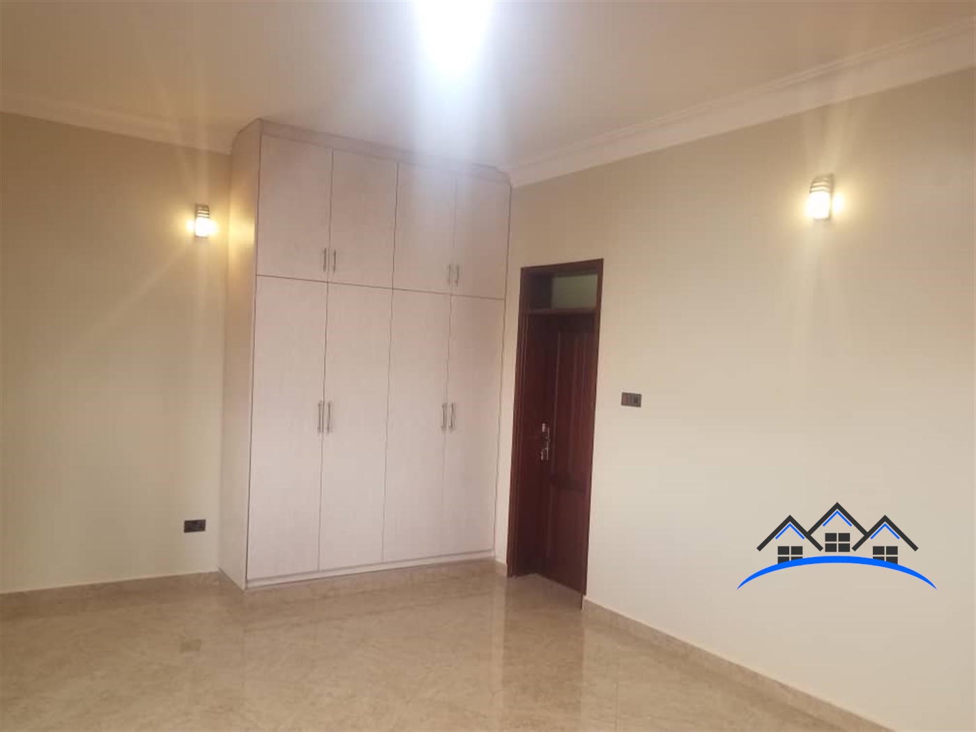 Mansion for sale in Kira Wakiso