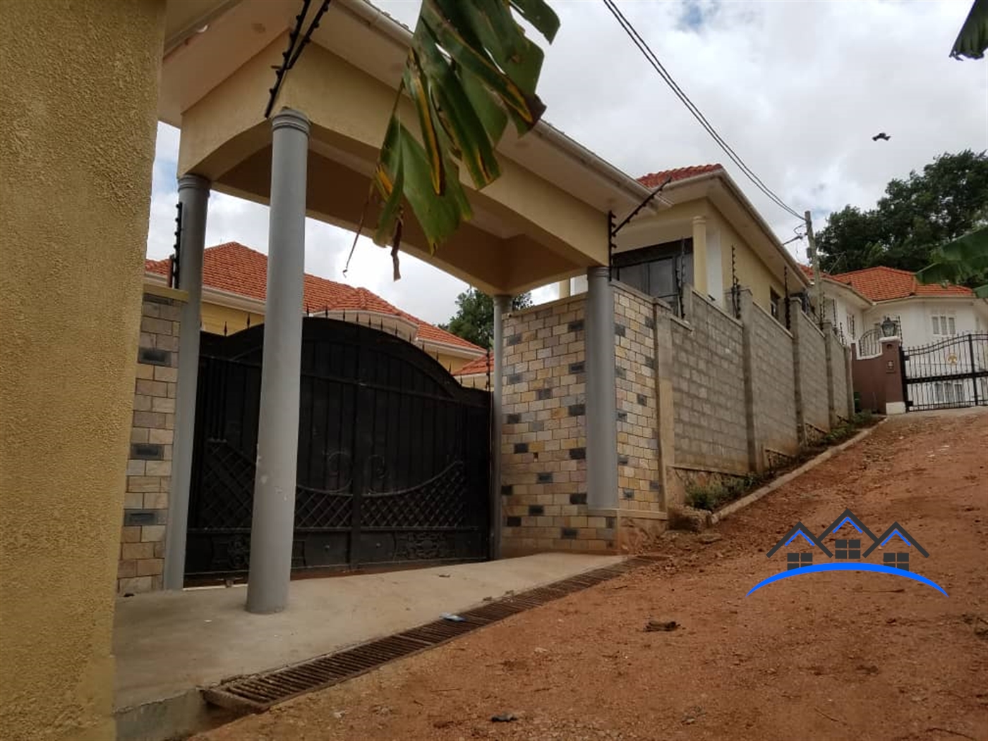 Mansion for sale in Kitende Wakiso