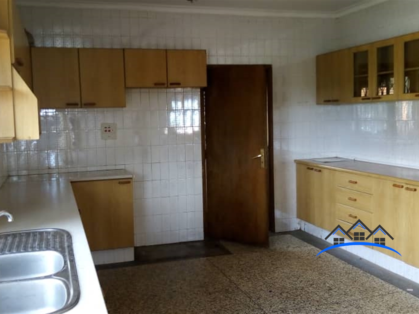 Storeyed house for rent in Bugoloobi Kampala