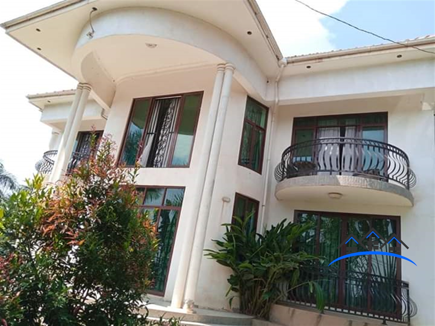 Mansion for sale in Kira Wakiso