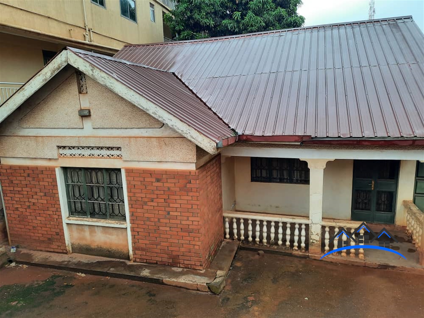 Storeyed house for sale in Bugoloobi Kampala