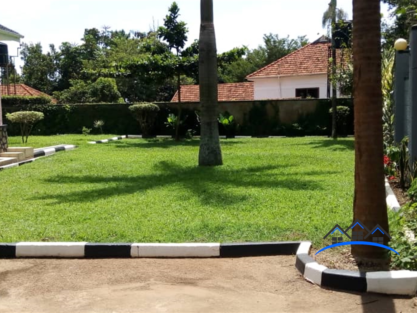 Bungalow for rent in Bugoloobi Kampala