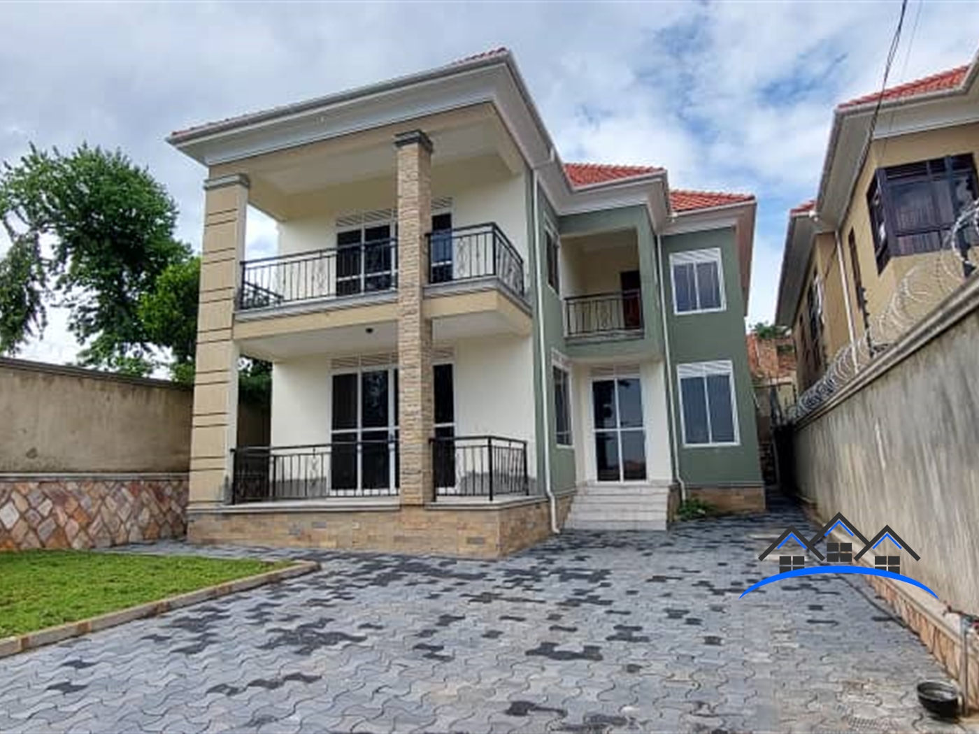 Villa for sale in Kiwaatule Kampala
