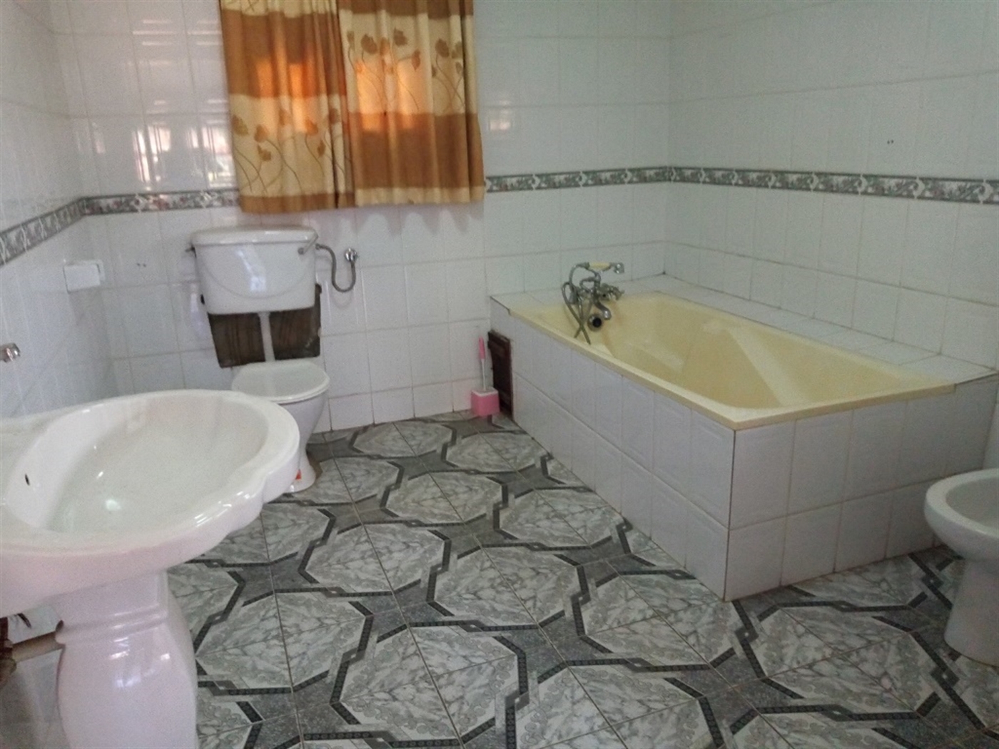 Bungalow for rent in Muyenga Kampala