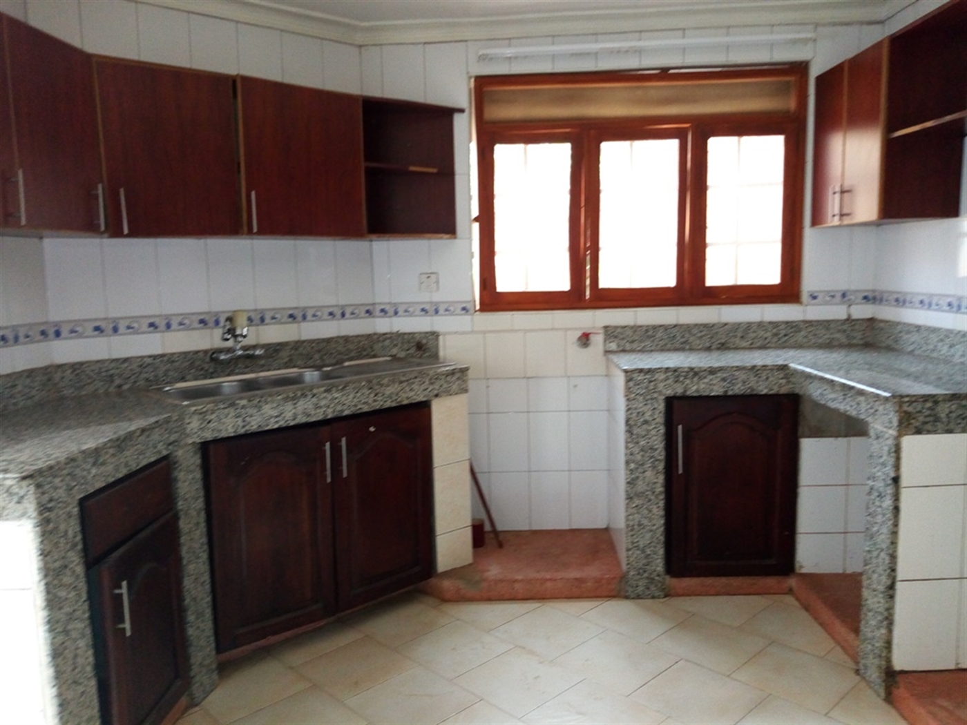 Mansion for rent in Munyonyo Kampala