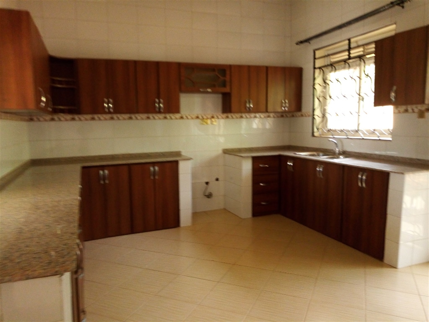 Mansion for rent in Munyonyo Kampala