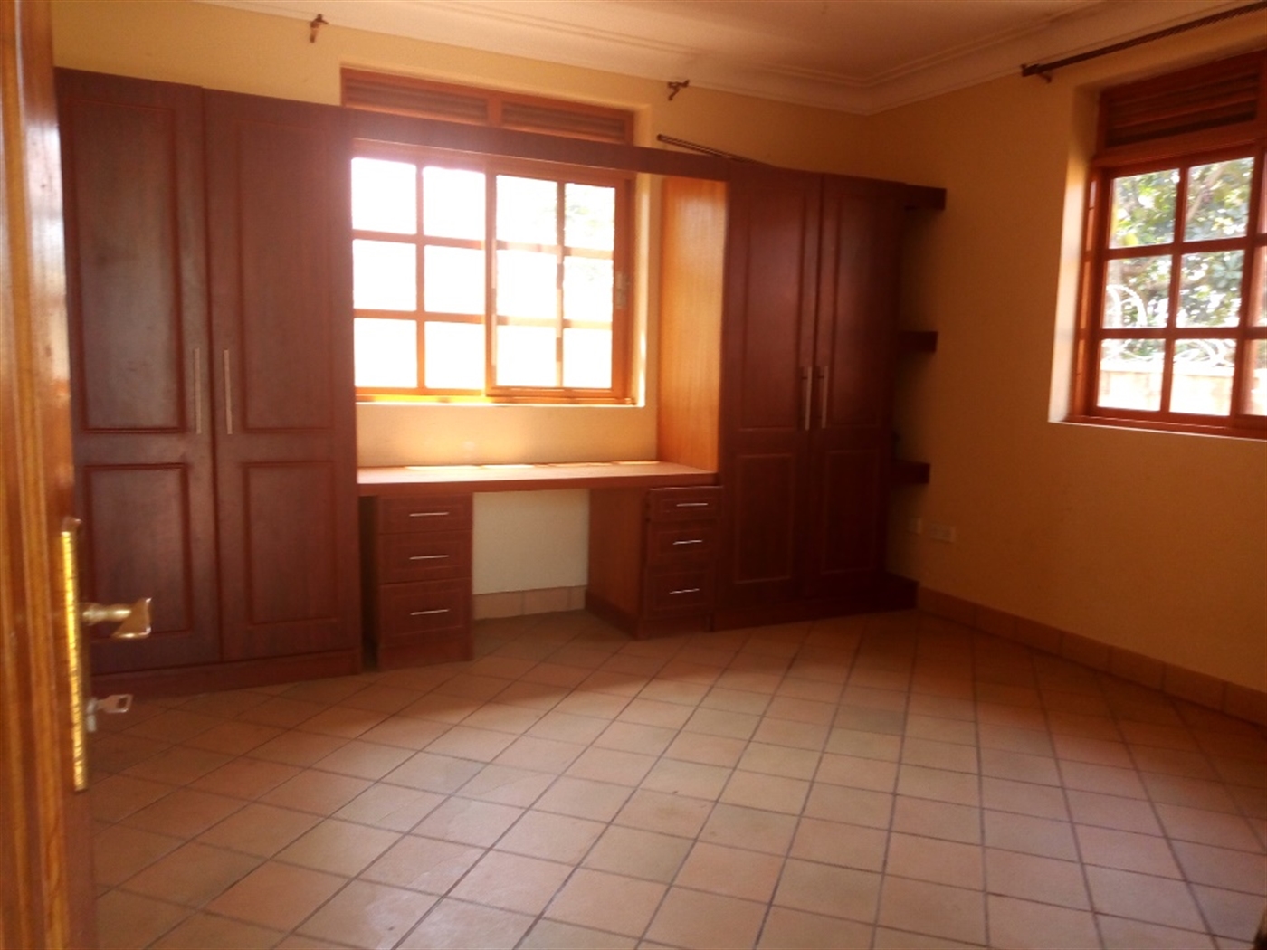 Mansion for rent in Munyonyo Kampala