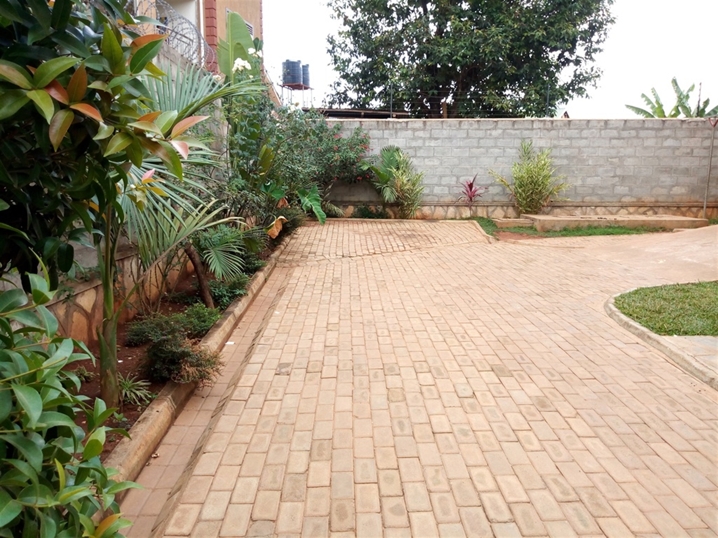 Duplex for rent in Kisaasi Kampala