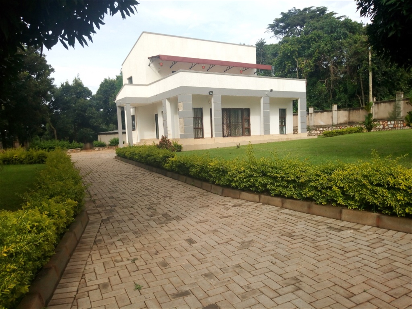 Mansion for rent in Kisaasi Kampala