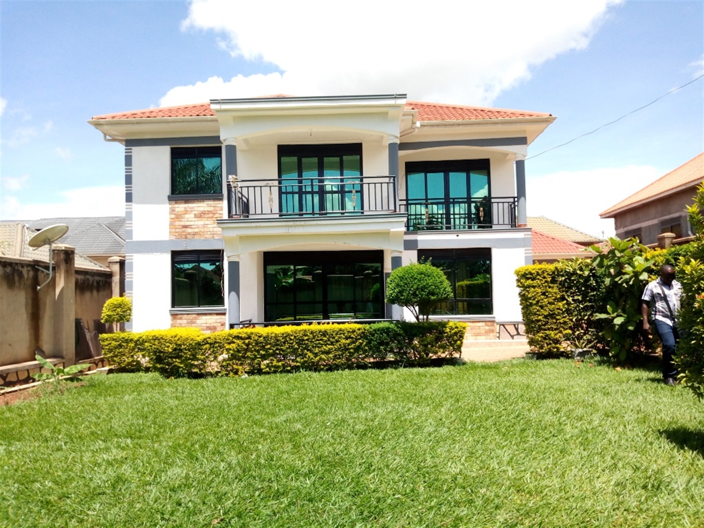 Mansion for sale in Kitende Wakiso