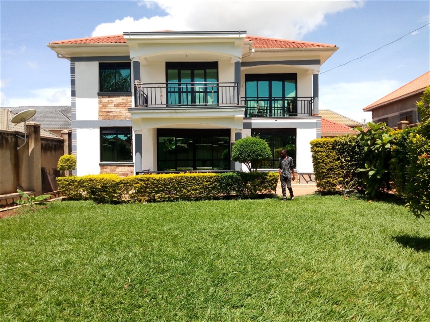 Mansion for sale in Kitende Wakiso