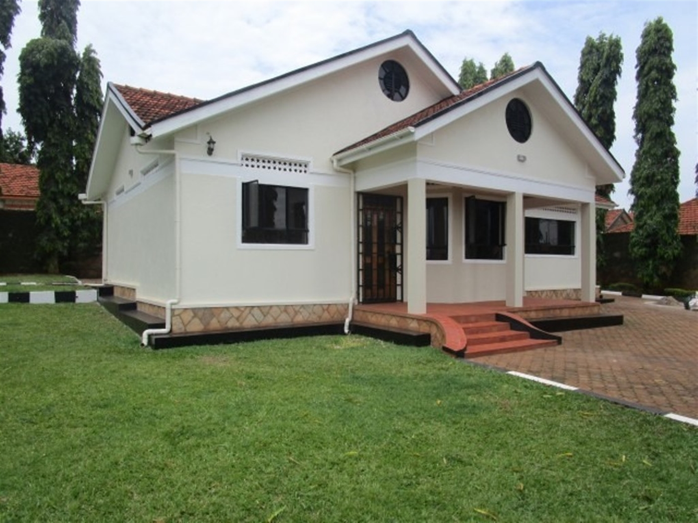 Bungalow for rent in Naalya Kampala