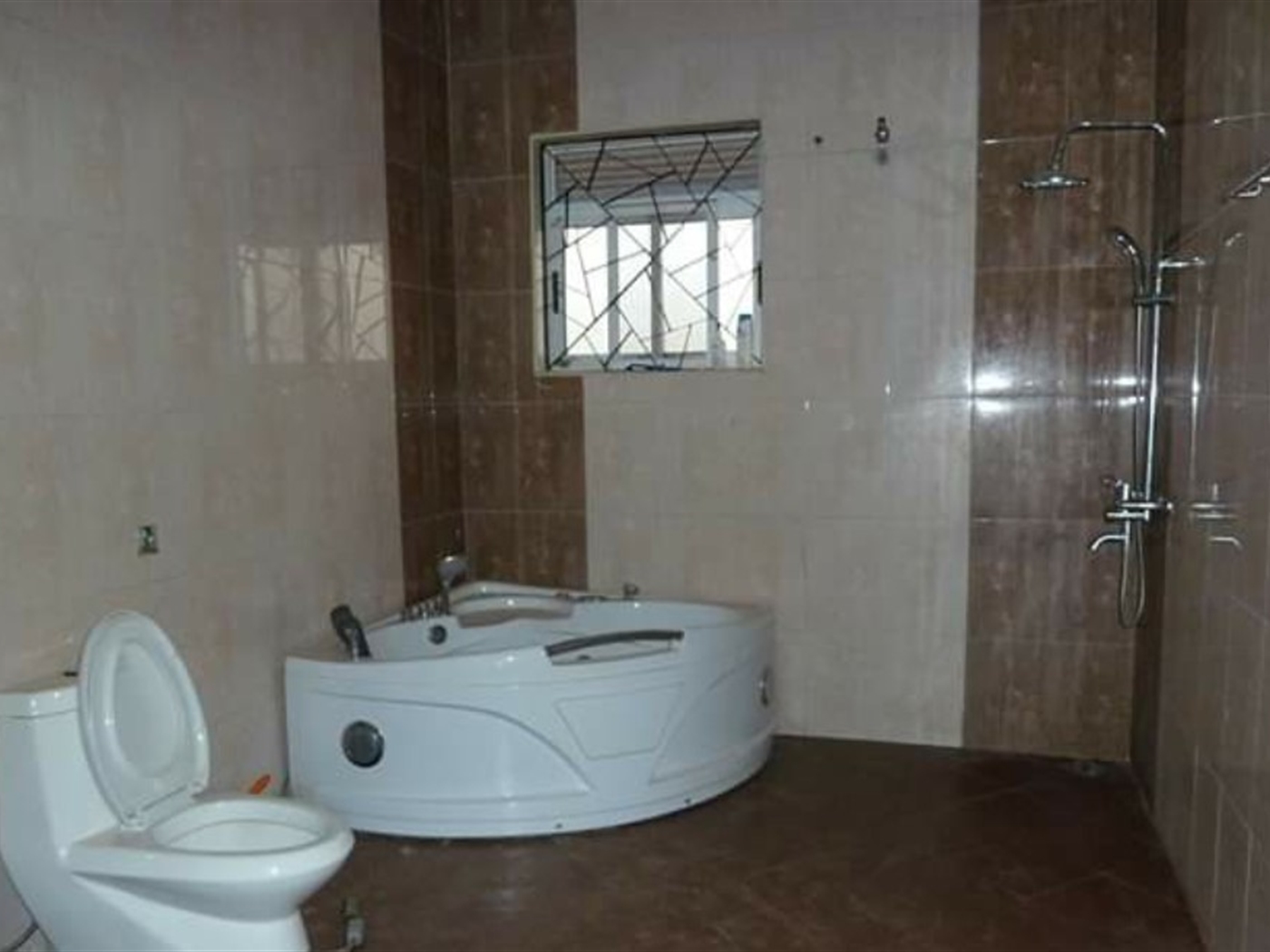 Bungalow for rent in Kololo Kampala