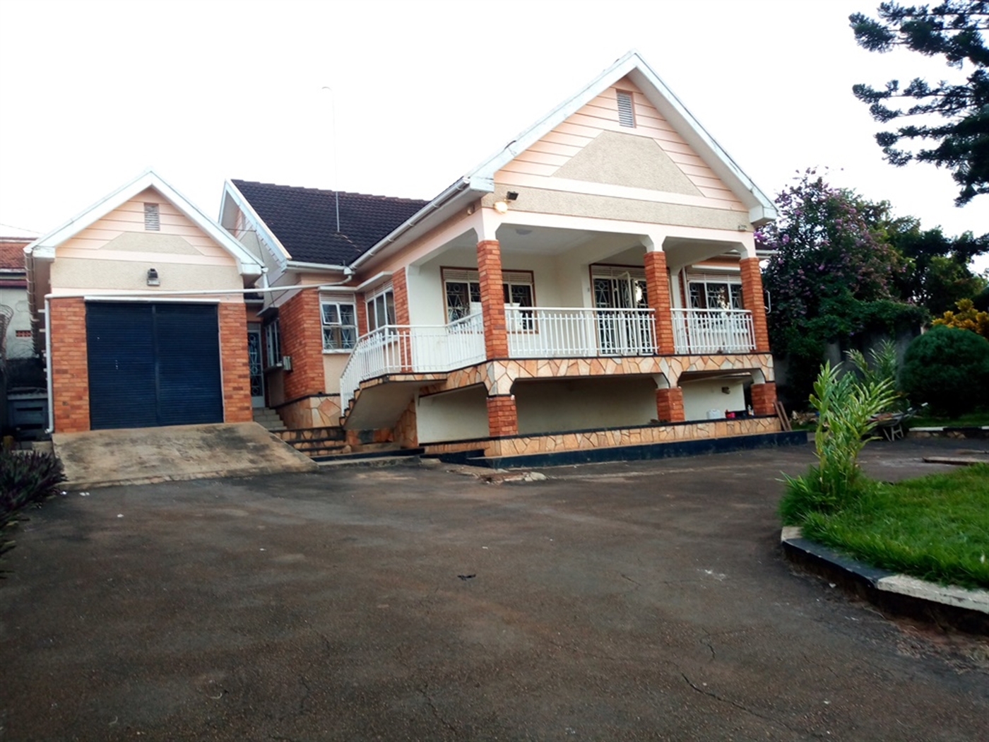 Bungalow for rent in Muyenga Kampala