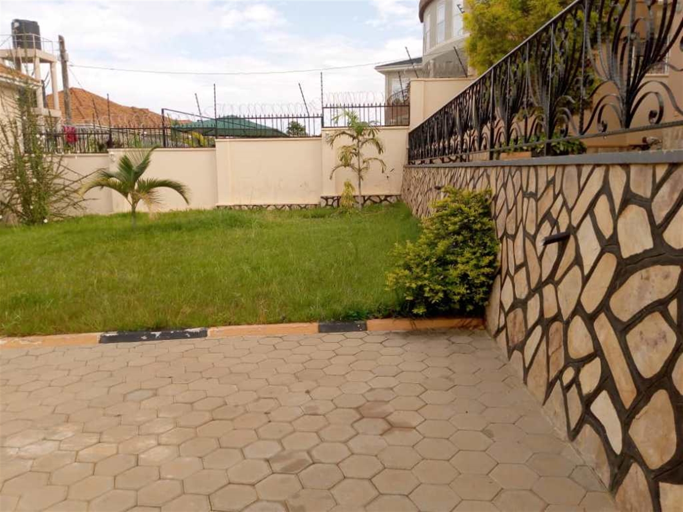 Mansion for rent in Munyonyo Kampala