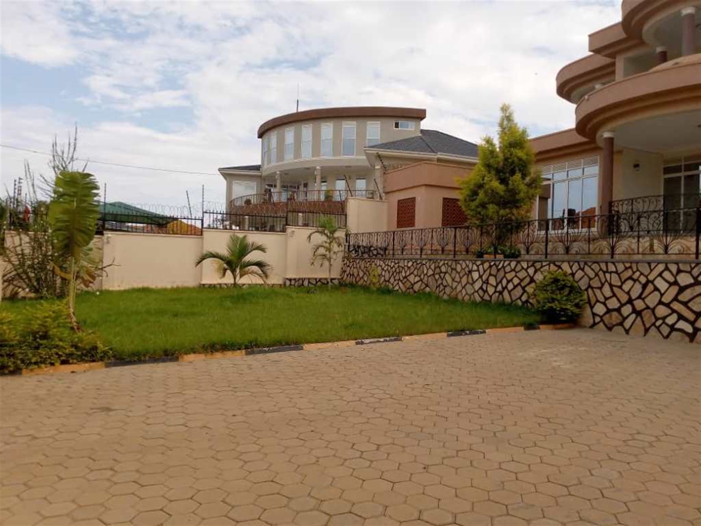 Mansion for rent in Munyonyo Kampala