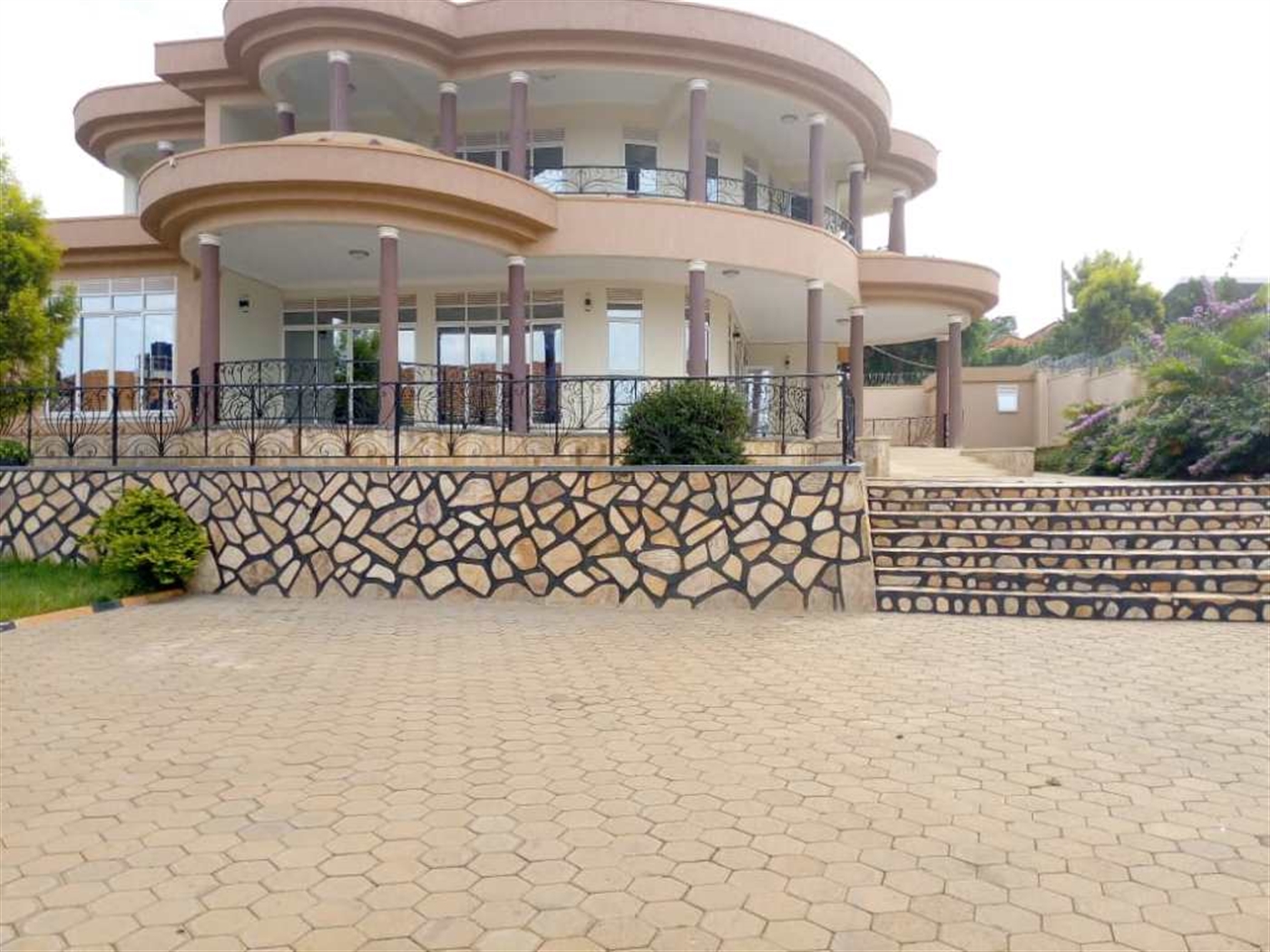 Mansion for rent in Munyonyo Kampala