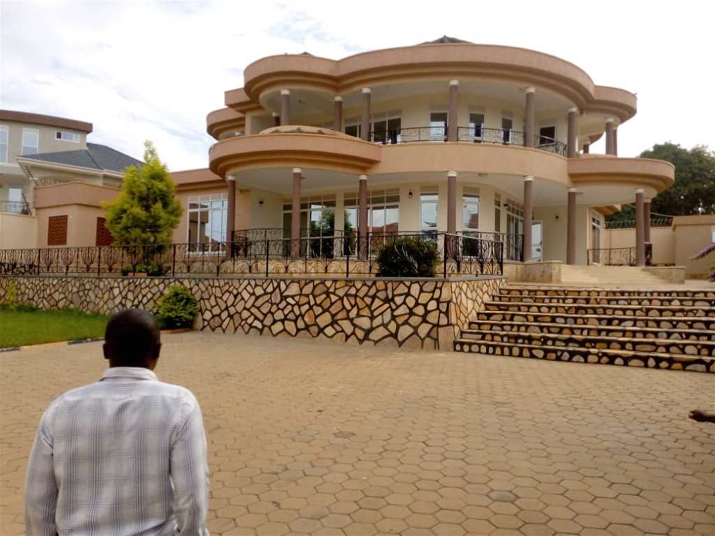 Mansion for rent in Munyonyo Kampala