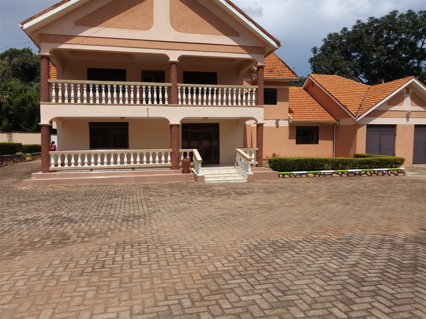 Mansion for rent in Bugoloobi Kampala