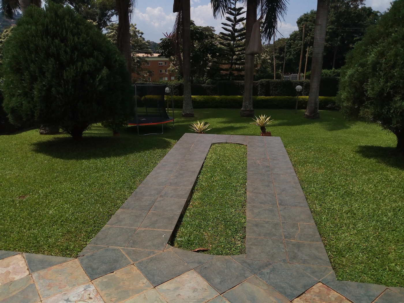 Bungalow for rent in Bugoloobi Kampala