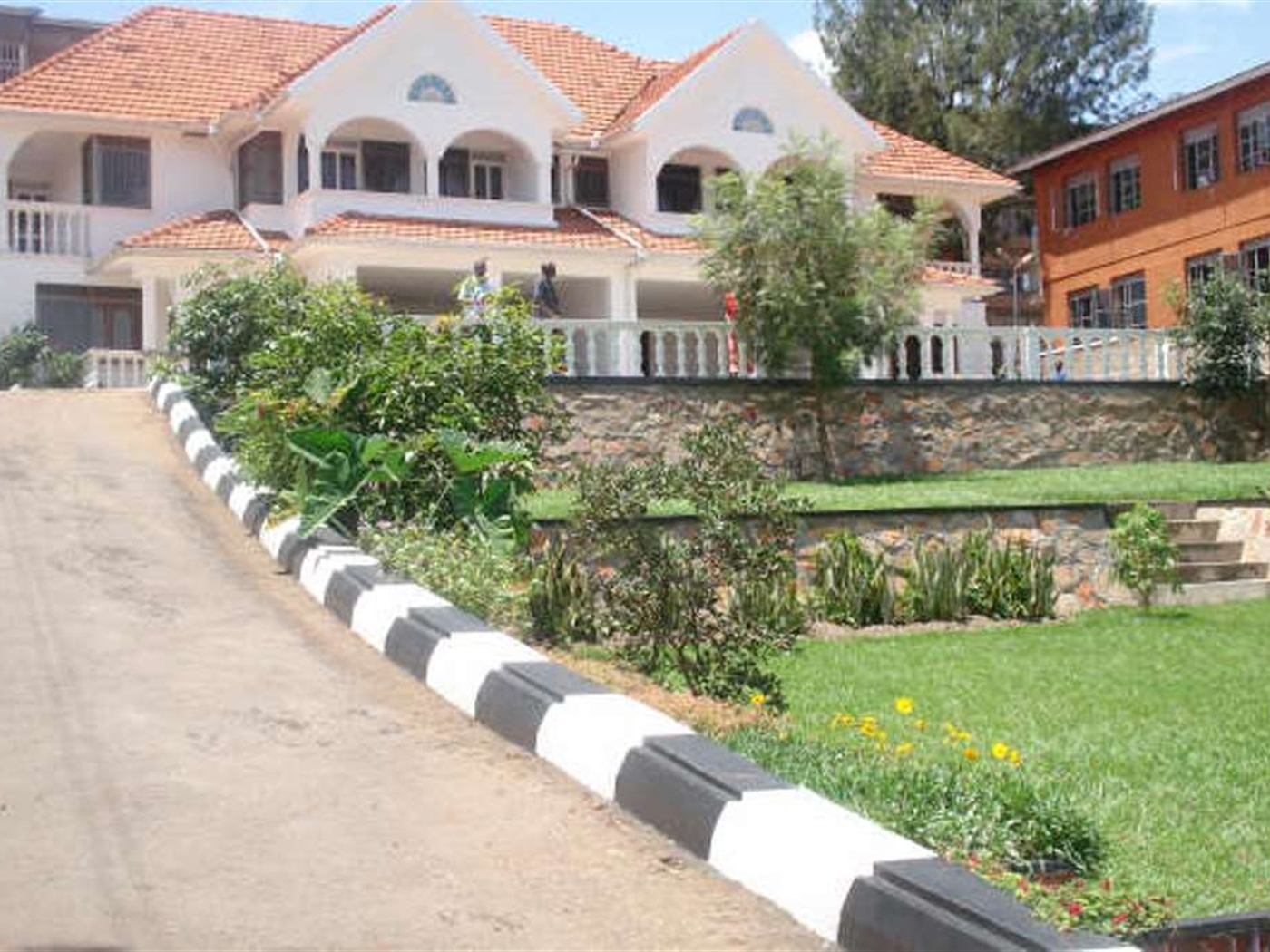 Maisonette for sale in Bugoloobi Kampala
