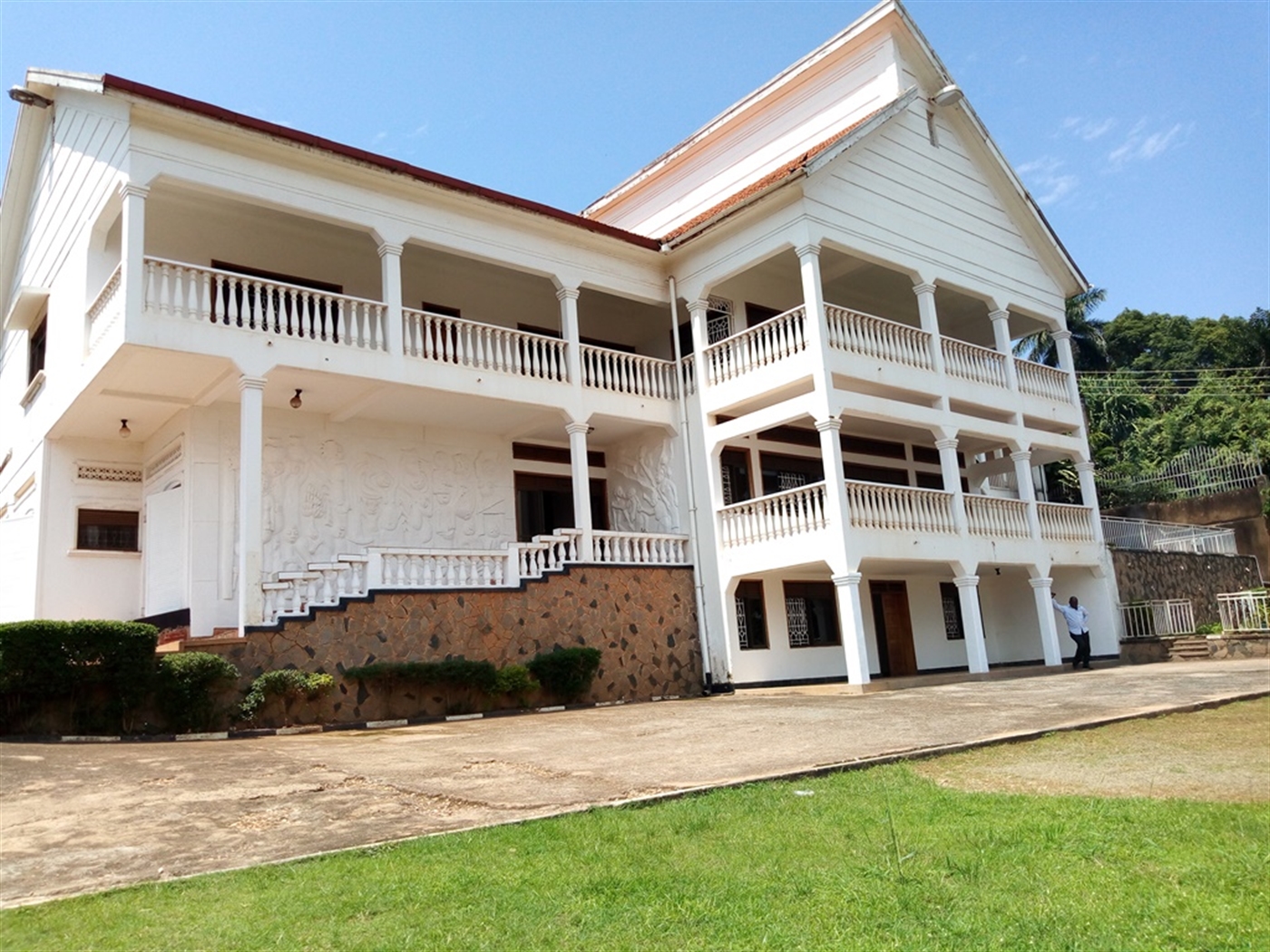 Mansion for rent in Muyenga Kampala