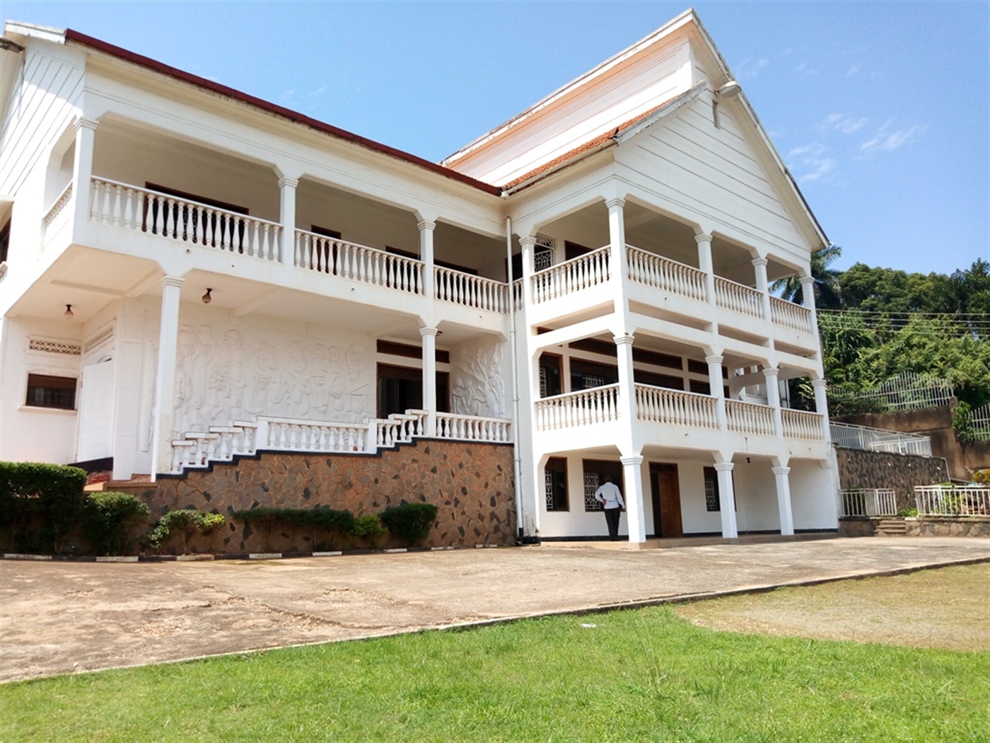 Mansion for rent in Muyenga Kampala