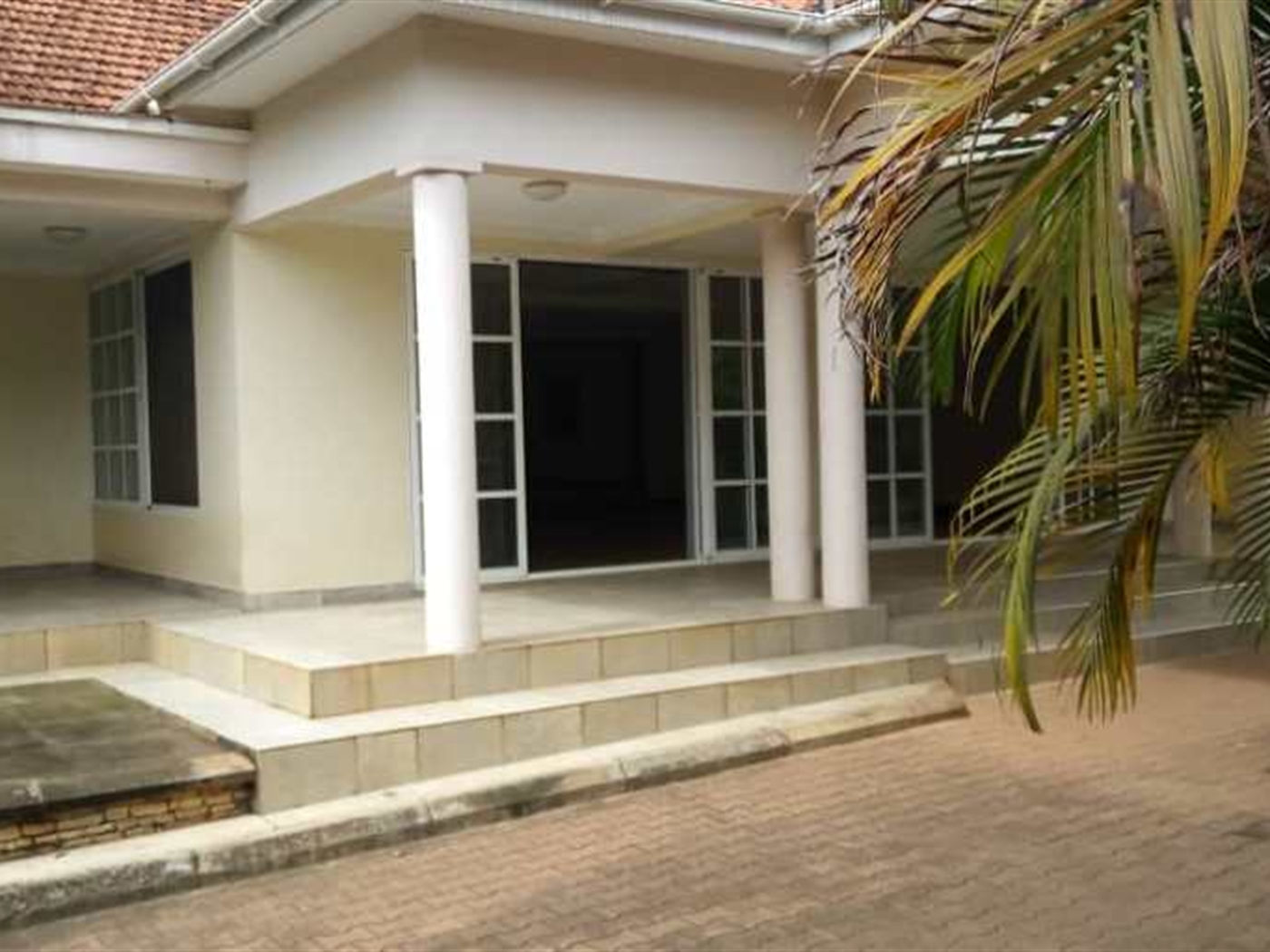 Bungalow for rent in Bugoloobi Kampala