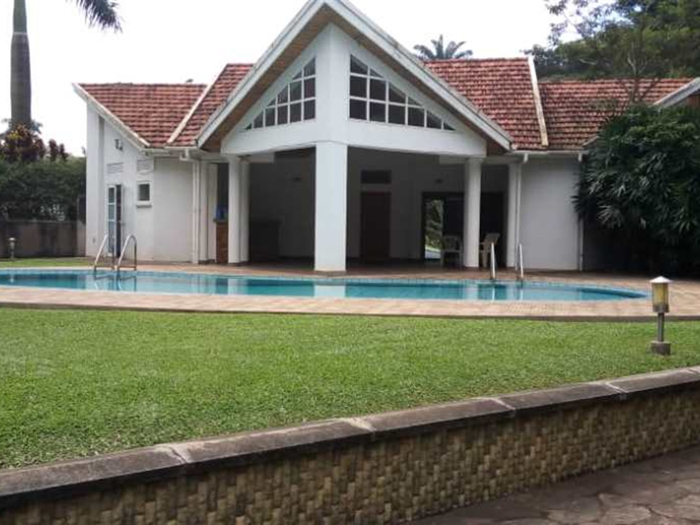 Bungalow for rent in Bugoloobi Kampala