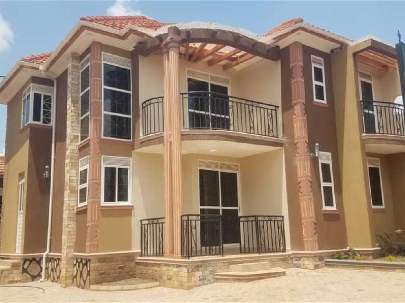 Mansion for sale in Kira Wakiso