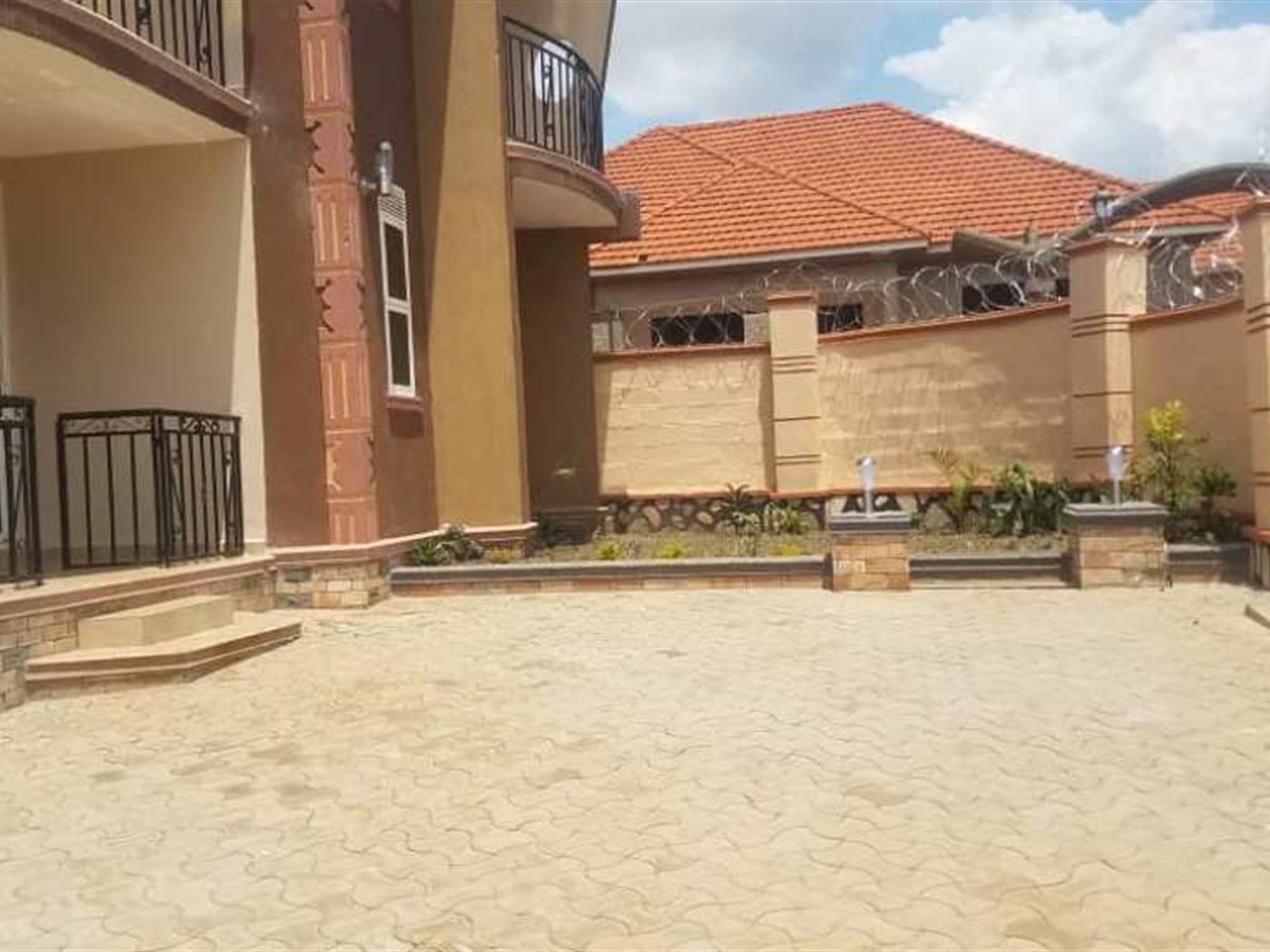 Mansion for sale in Kira Wakiso