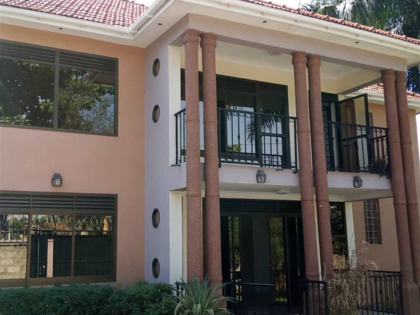 Duplex for rent in Bugoloobi Kampala