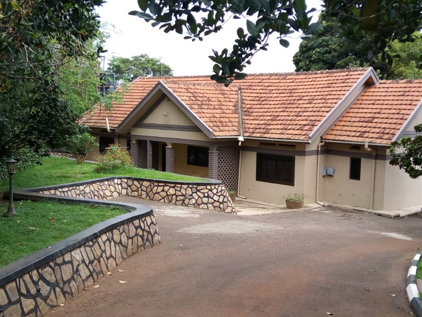 Bungalow for sale in Bugoloobi Kampala