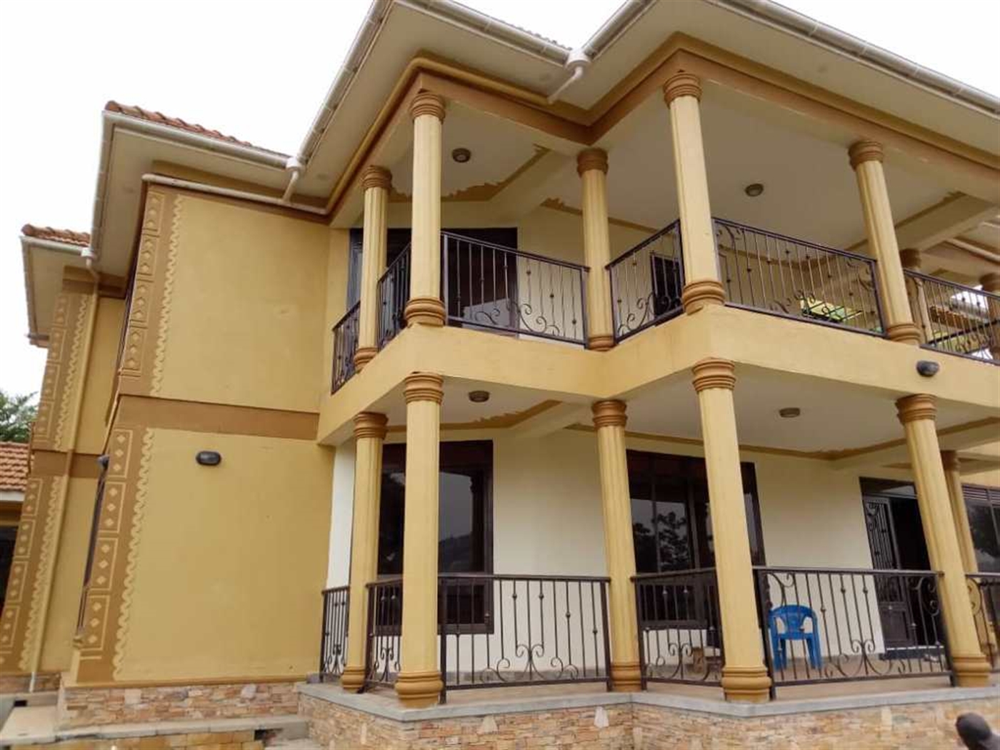 Mansion for rent in Lweza Wakiso