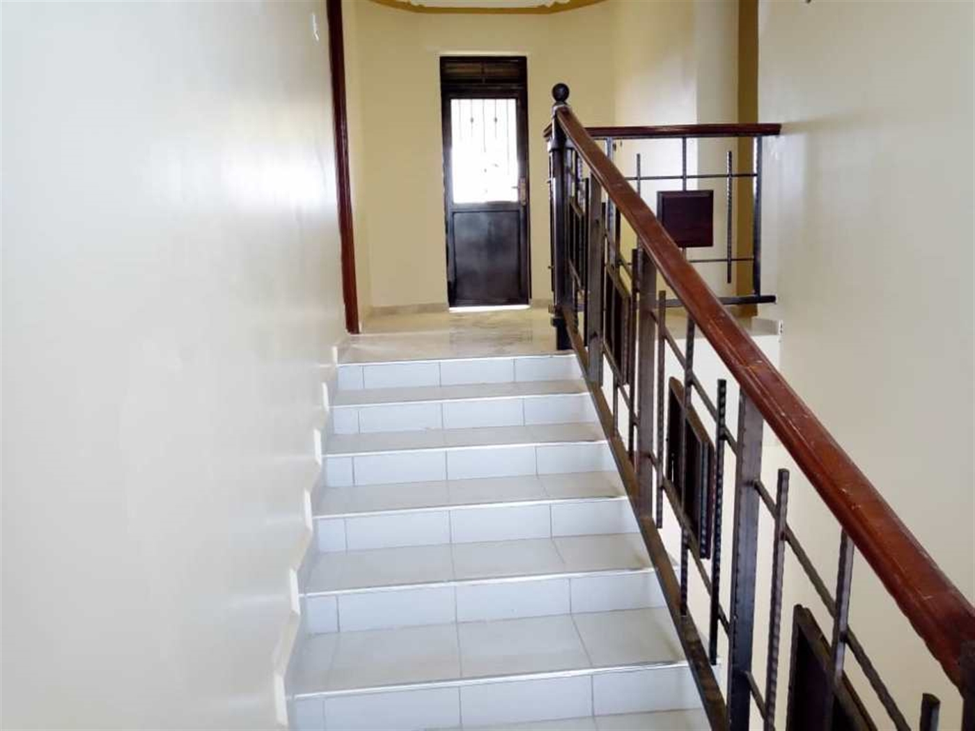 Mansion for rent in Lweza Wakiso