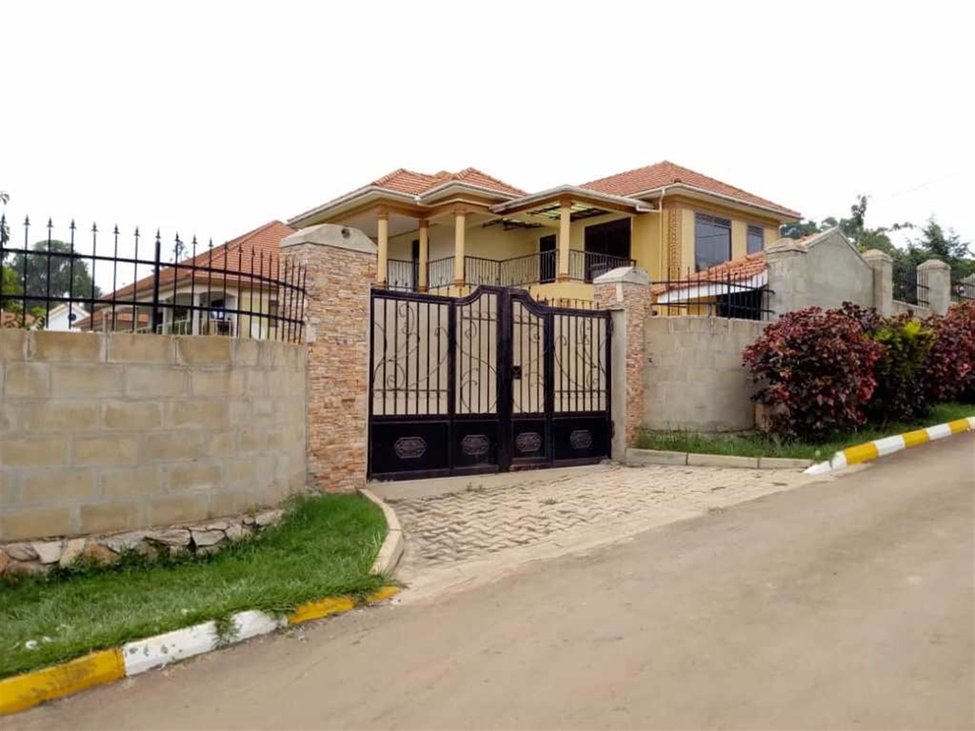 Mansion for rent in Lweza Wakiso