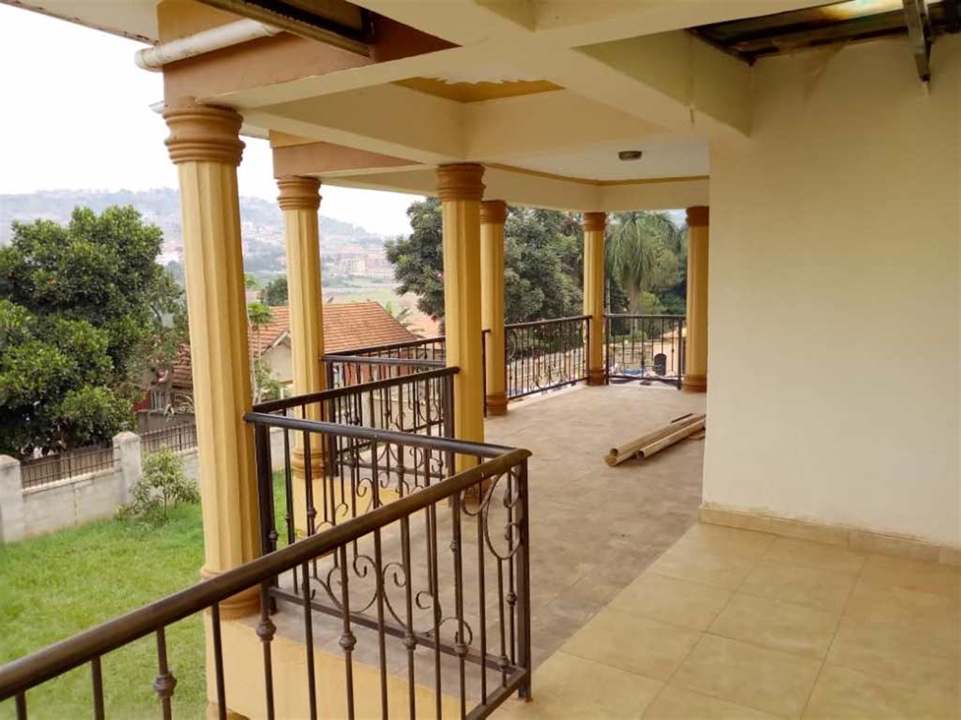 Mansion for rent in Lweza Wakiso