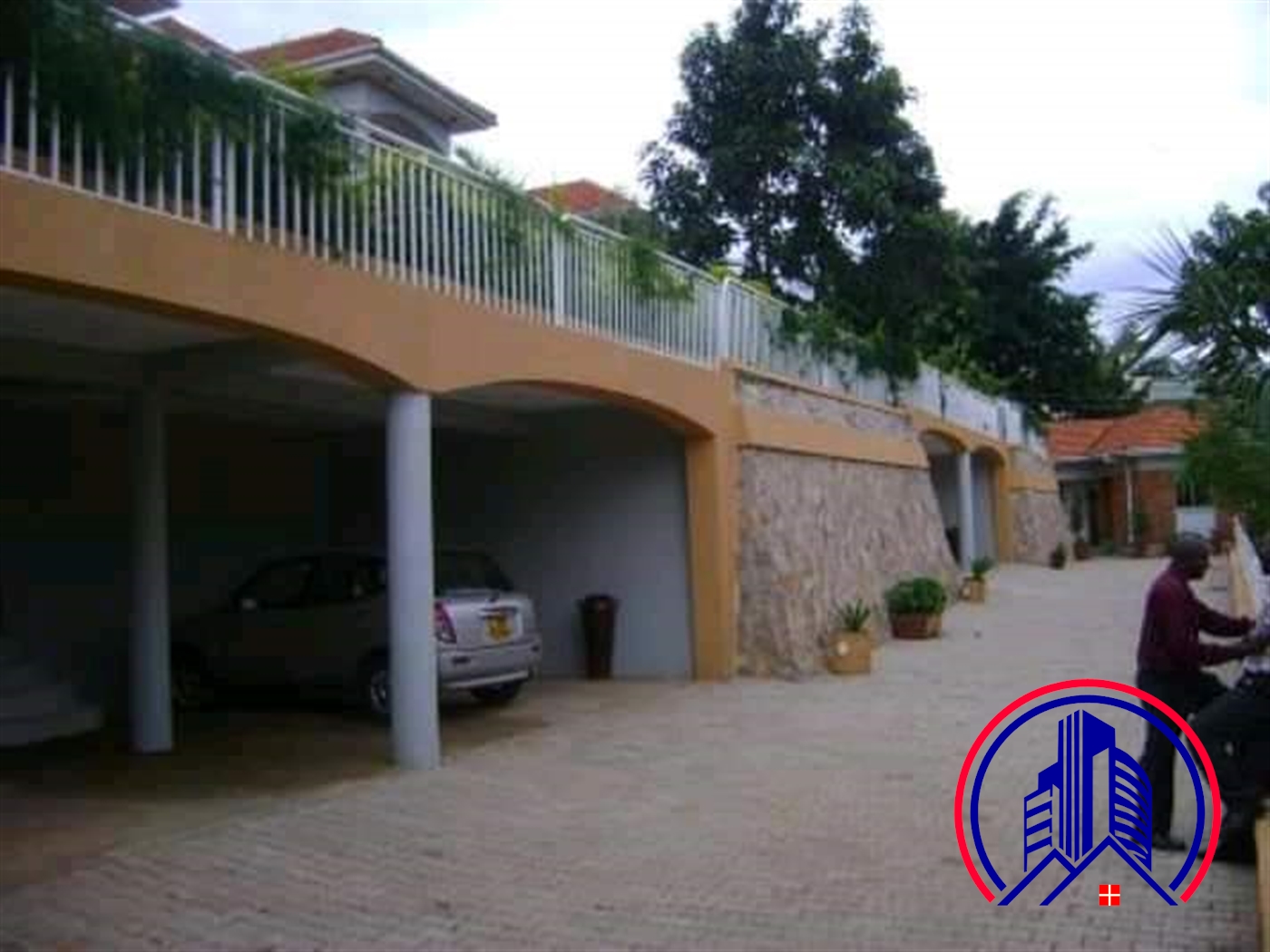 Duplex for rent in Mutungo Kampala