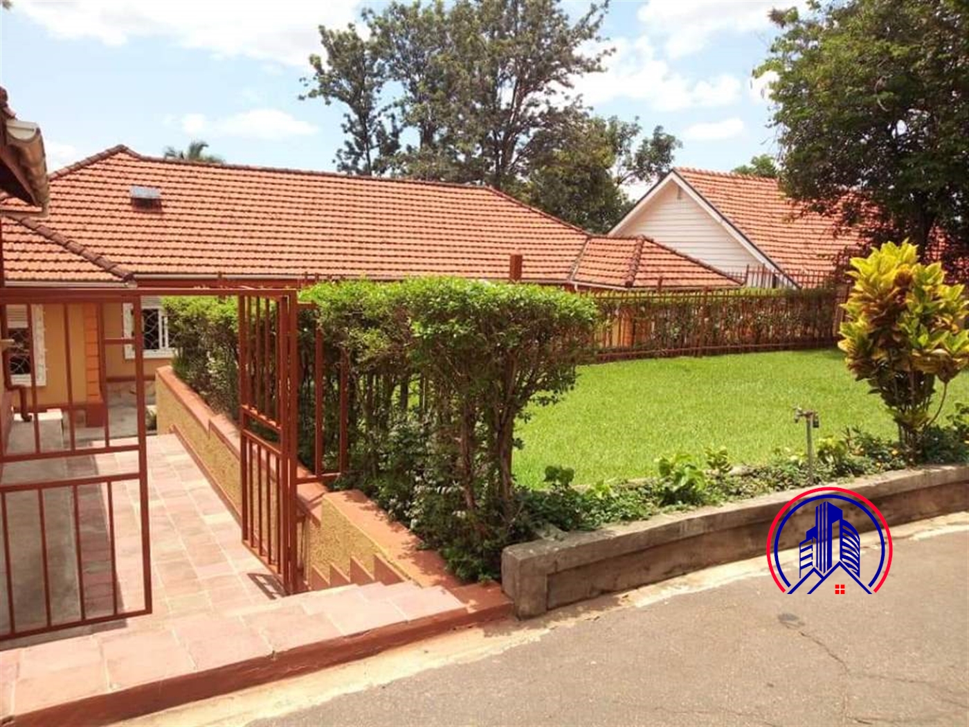 Bungalow for rent in Bugoloobi Kampala