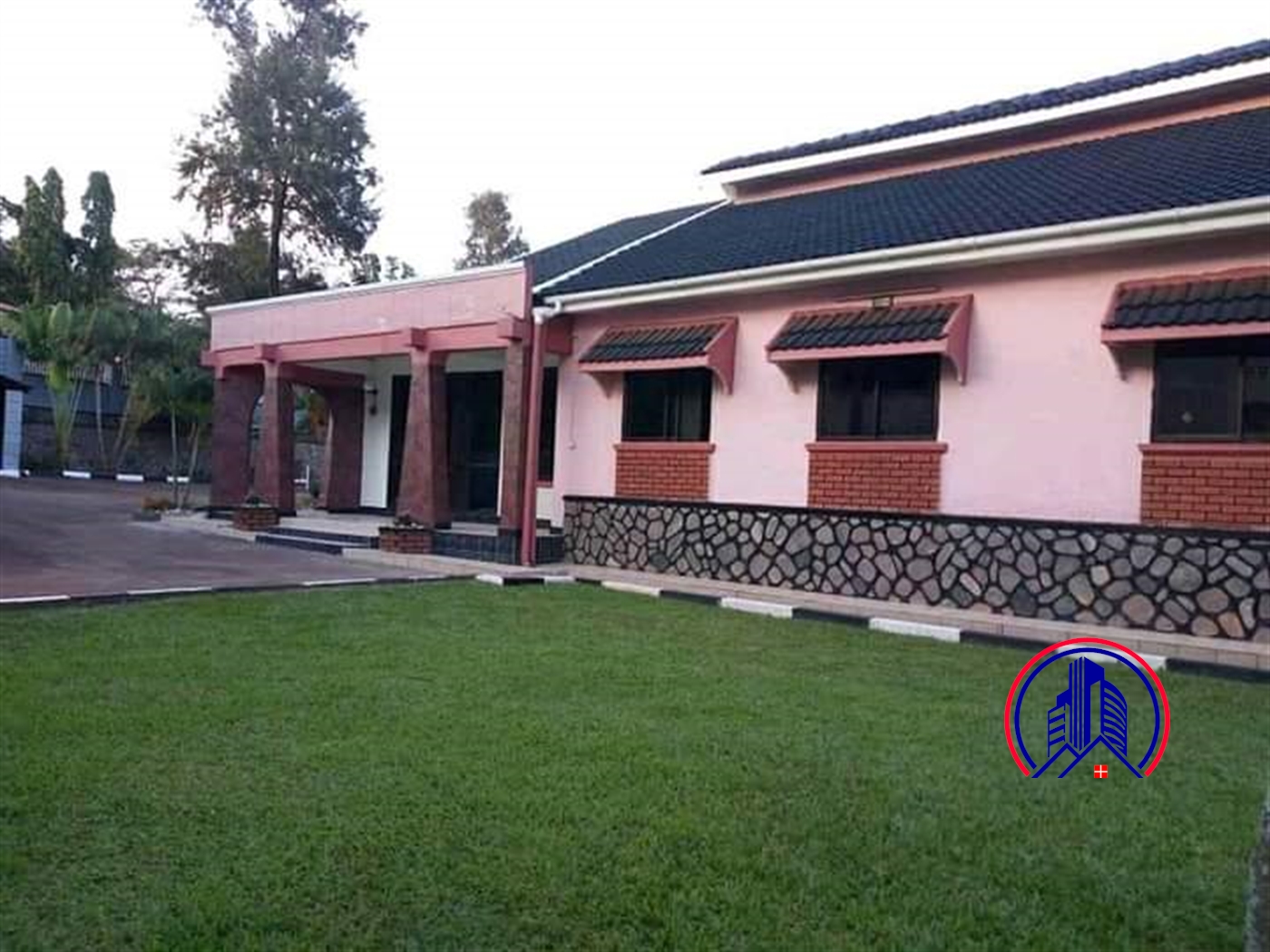 Bungalow for rent in Bugoloobi Kampala